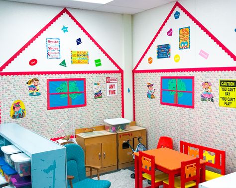 I have always done a four station rotation in my classroom when I taught Kindergarten. I am doing the same in Transitional or Pre-Kindergarten. One station is usually an independent, play-based center. So the first week of school, I decided that it would be a great idea to let the children play in our PLAYHOUSE that I set up in small groups! Easy Playhouse, Transitional Kindergarten Classroom, Small Classroom Setup, Prek Classroom Setup, Preschool Classroom Layout, Tk Classroom, Preschool Classroom Setup, Play Preschool, Preschool Classroom Ideas