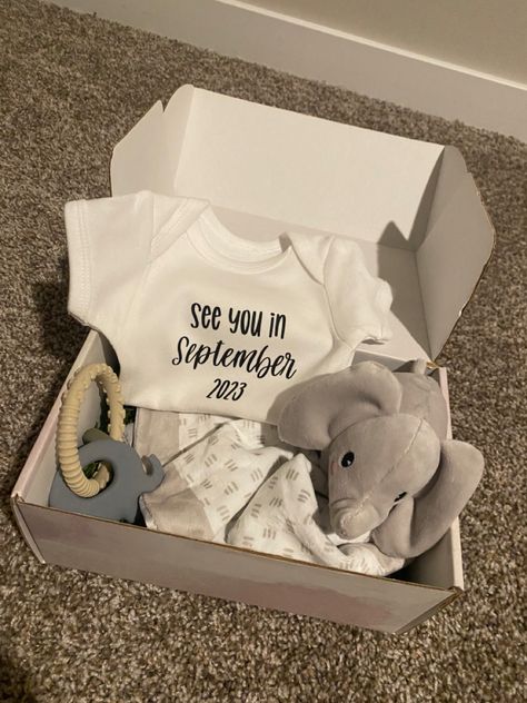 I’m Pregnant Surprise Ideas, Baby Box Announcing Ideas, Baby Surprise Announcement Grandparents, Pregnancy Announcement Box Grandparents, Telling Friends About Pregnancy, Pregnancy Announcement Box Ideas, Suprise Pregnancy Announcement, Pregnant Announcement Ideas, Surprise Baby Announcement