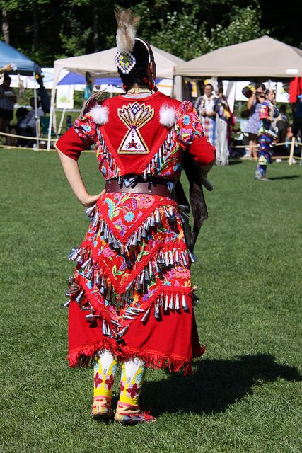 Jingle dress, Pow wow international de Wendake (Qc). by tumitaittuq, via Flickr Jingle Dress Regalia, Jingle Dancer, Jingle Dress Dancer, Powwow Outfits, Jungle Dress, Native American Dance, Native American Dress, Art Native American, Powwow Regalia