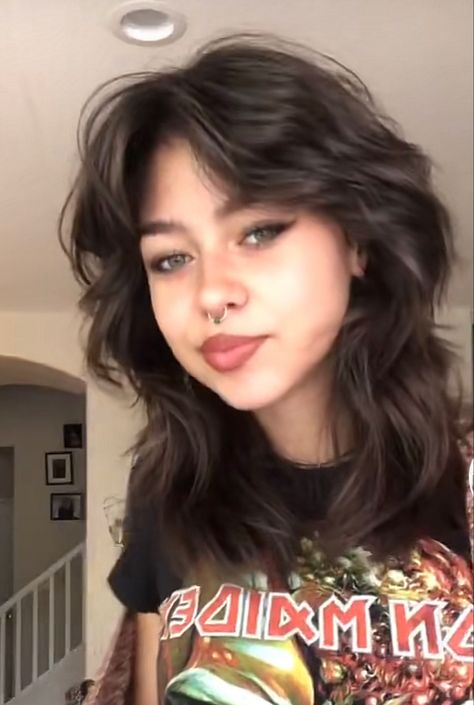 Wolfcut Hair Wavy Medium, Medium Hairstyle Women With Layers, Middle Part Women Hairstyles, Haircuts For Loose Curls, Medium Length Wolf Haircut, Wolf Cut Medium Length With Bangs, Grunge Hair Round Face, Lots Of Layers Haircut Short, Grunge Layered Hair Medium