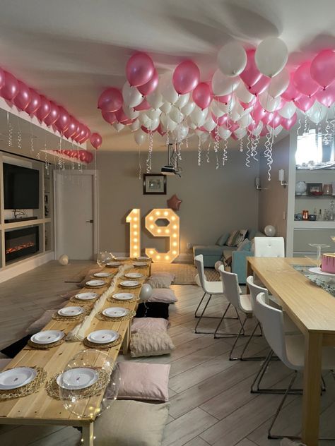 Pic nic birthday Indoor dinner pic nic Harvest indoor birthday Graduation Party Indoor, Indoor Birthday Picnic Ideas, Indoor Birthday Decorations, Indoor Picnic Ideas, Indoor Picnic Party, Indoor Birthday Party Ideas, Birthday Dinner At Home, Picnic At Home, Dinner Pic