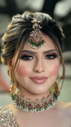 Hairstyles For Bride Long Hair, Wedding Hairstyles Bun Classy, Baby Shower Makeup Ideas Indian, Indian Wedding Guest Hair, Bride Hairstyles For Round Face, Celebrity Bridal Look, Hair Styles On Saree, Party Wear Makeup Look, Party Makeup For Indian Wedding