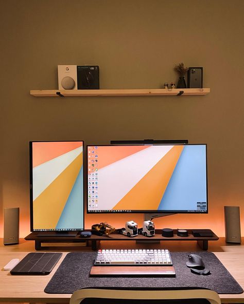 📷: @tear.drops Follow us @modernengineerhub Follow us @modernengineerhub Follow us @modernengineerhub Tag us for a feature! . . . . . . . #desk #deskinspiration #desksetups #deskorganization #lifestyle #deskspace #deskdecor #deskgoals #studymotivation #aestheticdesk #ａｅｓｔｈｅｔｉｃ #modernclassic #midcenturymodern #houseenvy #homeoffice #designoffice #officedesign #officedecor #setuptour Dual Monitor Setup, Cozy Desk, Computer Desk Setup, Desk Setups, Home Studio Setup, Desktop Setup, Bedroom Setup, Pc Desk, Computer Room