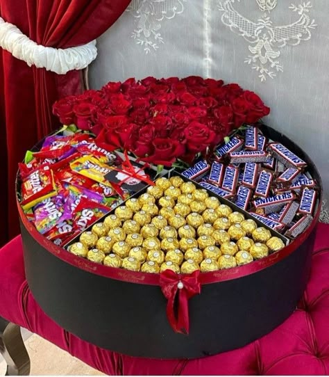 Chocolate bouquet 💐 for someone special Diy Birthday Box Ideas, Roses And Chocolate Gift, Red Candy Buffet, Ideas For Boxes, Diy Birthday Crafts, Diy Gift Boxes, Chocolate Flowers Bouquet, Candy Gift Baskets, Chocolate Bouquet Diy