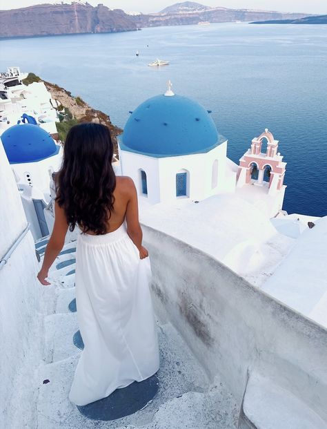 Pictures In Santorini, Santorini Poses Ideas, Greece Moodboard Aesthetic, Santorini Greece Instagram Pictures, Santorini Instagram Pictures, Aesthetic Greece Pictures, Greece Photo Inspiration, Santorini Picture Ideas, Greece Inspo Pics