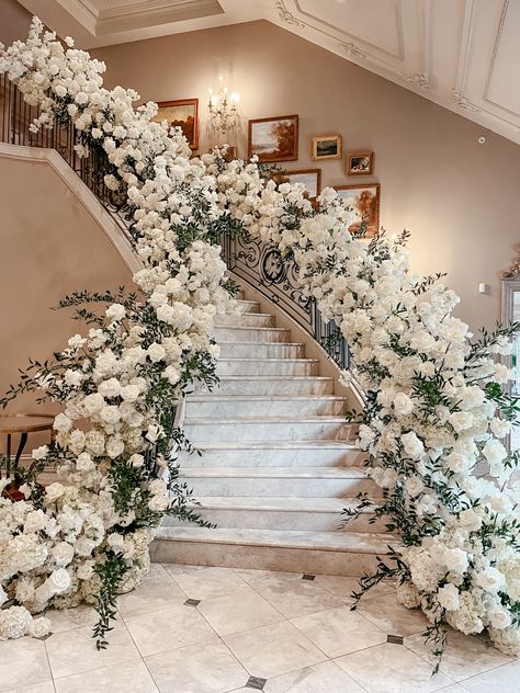 floral staircase wedding idea Wedding Staircase Decoration, Wedding Stairs, Wedding Staircase, White Wedding Decorations, Dream Wedding Decorations, Staircase Decor, Stair Decor, Wedding Hall, Wedding Aisle