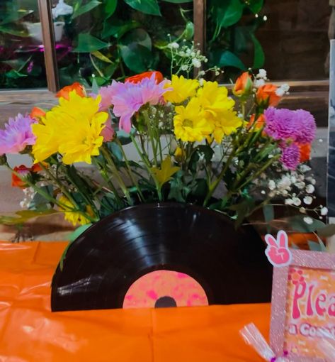 DIY Record Flower Vase 70s Party Theme Centerpieces, 70s Table Centerpieces, Retro Flower Centerpieces, Diy Record Decor, 60s Centerpiece Ideas, Groovy Birthday Party Diy, Vinyl Record Centerpiece Ideas, Record Centerpieces Ideas, 70s Centerpiece Ideas