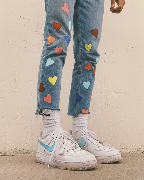 Diy Jeans, Diy Vetement, Painted Jeans, Thrift Flip, Painted Denim, Hip Hop Outfits, Jeans Diy, Painted Clothes, Mode Inspiration