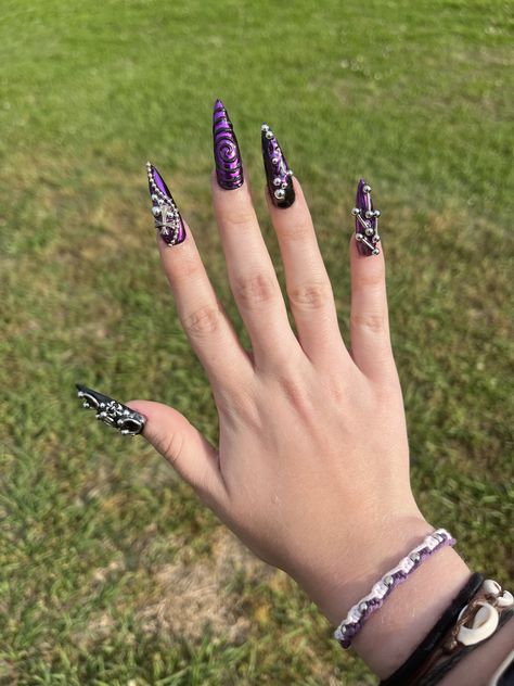 Purple Zebra Print Nails, Purple Grunge Nails, Clawdeen Nails, Purple Y2k Nails, Purple Goth Nails, Purple And Black Nails, Goth Nail Art, Alt Nails, Purple And Pink Nails