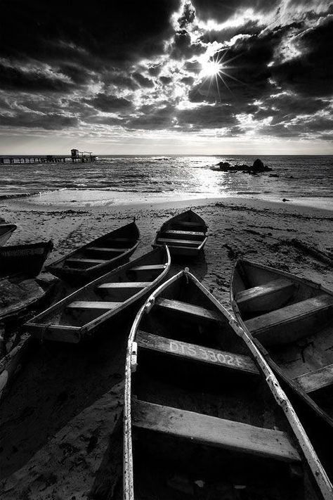 The Art Of Black And White Photography #LandscapeBlackAndWhite Message Man, Row Boats, Black And White Landscape, Foto Tips, Ansel Adams, Black N White Images, Black And White Aesthetic, White Picture, Jolie Photo