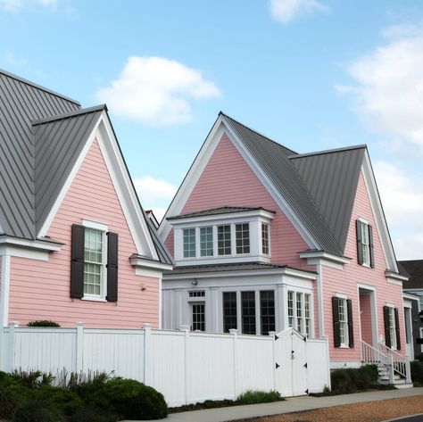 12 Exterior Paint Colors That Can Make Your House Look Cheap Peach House Exterior Paint Colors, Pink Houses Exterior, Pink Exterior House, Pink House Exterior, Pink Beach House, Nantucket Cottage, Beach House Exterior, Off White Paints, Exterior Paint Color