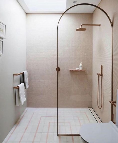 Modern contemporary bathroom with walk in shower, glass arch door divider, metallic brass hardware, clean minimalist decor idea design inspiration Shower Toilet, Scandinavian Bathroom, Shower Storage, Bad Inspiration, Unique Bathroom, Bathroom Trends, Trendy Bathroom, Bad Design, Pink Bathroom