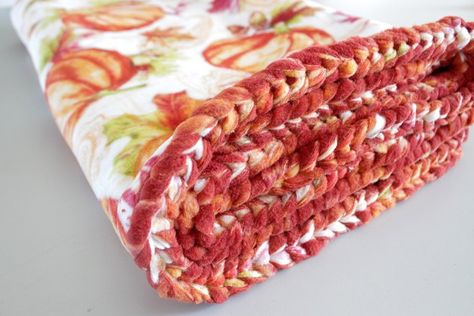 Braid Edge Fleece Blanket, Fleece Blanket Braided Edge, What To Make With Fleece Fabric, Fleece Fabric Projects, Diy Fleece Blanket No Sew, No Sew Fleece Blanket Diy, Braided Fleece Blanket Tutorial, Fleece Blanket Tutorial, Fleece Blanket Edging