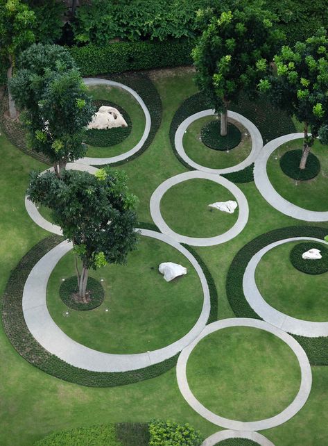 “Gardens of metaphors” - Located within the Central Business District of Bangkok, the Thai Chinese Camber (Thai CC) Tower overlooks a parcel of a green area which is prominently divided into two by the Blue Elephant Cooking School & Restaurant, a heritage building, and vehicular access. By studying the surroundings and space available, a certain similarity is shared with the site and the ancient Chinese communal architecture of “Siheyuan”. The traditional quadrangle compound houses a central Circles In Design, Circle Landscape Design, Circular Landscape Design, Public Garden Architecture, Park Layout, Circle Landscape, Landscape Architecture Plan, Hotel Landscape, Heritage Building