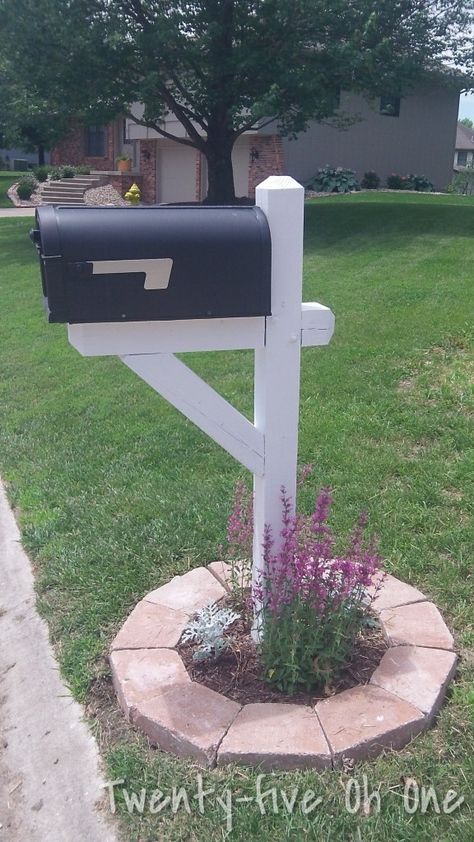 Diy Mailbox Ideas, Mailbox Landscape, Mailbox Planter, Mailbox Flowers, Mailbox Garden, Mailbox Makeover, Mailbox Landscaping, Diy Mailbox, Mailbox Ideas