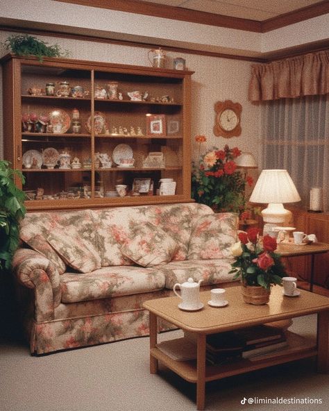 80s Living Room Aesthetic, 80s House Interior, 90s Furniture, Gilmore Girls House, 80s Living Room, 90s Living Room, 80’s Decor, 90s Interior, 90s Home Decor