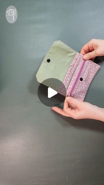 Sewing Money Pouch, How To Make A Wallet, Fabric Purses Handmade, Zipper Wallet Tutorial, Diy Mini Wallet, Phone Purse Pattern, Tendersmile Handmade, Wallet Pattern Free, Handmade Fabric Purses