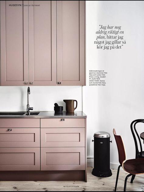 Pink Kitchen Cabinets, Pink Kitchen Ideas, Pink Cabinets, Coco Lapine Design, Hacks Ikea, Green Kitchen Cabinets, White Marble Countertops, Kitchen Cabinet Colors, Pink Kitchen