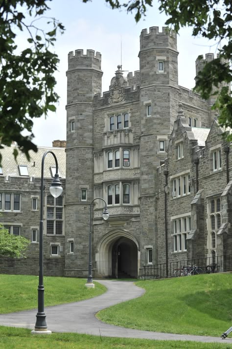 Donated to the school by John D. Rockefeller, this castle-like residence is the largest at Bryn Mawr College. The Rock, as students call it, still retains some of its original design features, such as fireplaces and window seats within individual rooms as well as the leaded glass inserts on the interior doors. Castle School, Cottages Interiors, Bryn Mawr College, Boarding School Aesthetic, College Vision Board, 포트폴리오 레이아웃, Academia Aesthetics, Bryn Mawr, Residence Hall