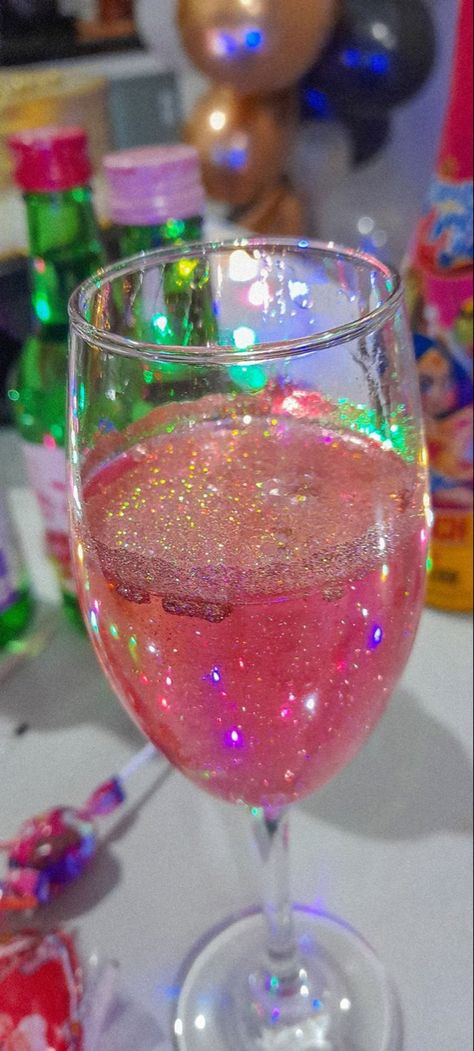 Disco Drinks Aesthetic, Party Aesthetic Ideas Decoration, Party Glitter Aesthetic, Drink Party Aesthetic, Pink Glitter Drink Non Alcoholic, Pink 21st Birthday Aesthetic, Glitter Drink Aesthetic, Glitter Aesthetic Party, Glitter Pool Party