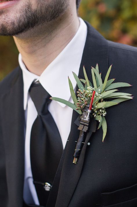 Star Wars Wedding Boutonniere, Starwars Wedding Colors, Star Wars Wedding Groomsmen, Starwars Boutonniere, Star Wars Wedding Ideas Subtle, Star Wars Vow Renewal, Star Wars Flowers Arrangements, Star Wars Aesthetic Wedding, Star Wars Wedding Ceremony