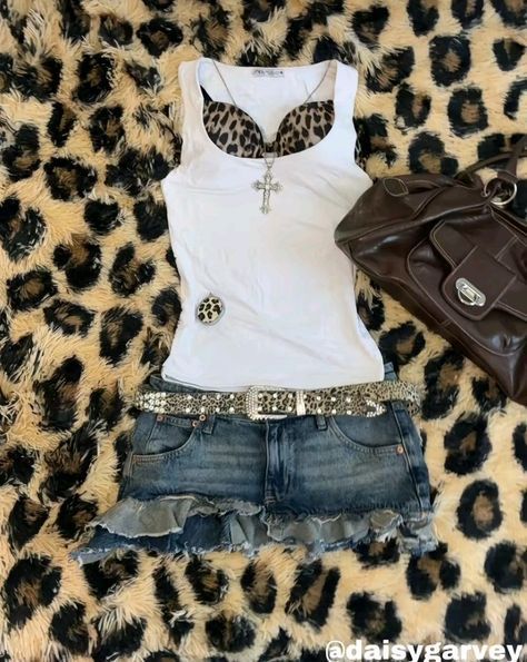 Fits For Autumn, Spring Outfits With Jackets, 2000s Trashy Outfits, Leopard Print Style, Y2k Bling Outfits, Outfits W Shorts, Long Sleeve Outfits Aesthetic, Tank Top Over Long Sleeve Outfit, Urban Style Outfits Women