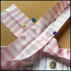 Easy free tutorial on binding quilts. Machine Binding A Quilt, Binding Ideas, Quilt Binding Tutorial, Quilt Stitches, Quilt Corners, Sewing Binding, Binding Tutorial, Quilt Binding, Quilting For Beginners