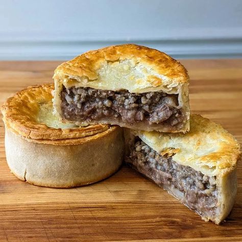 Scotch pies made with haggis - traditional Scottish foods Hogwarts Food, Traditional Scottish Food, Tattie Scones, Savory Quiche, Savory Pie Recipes, Scottish Summer, Tarts Savory, Scottish Breakfast, Theme Park Ideas