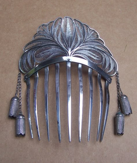 The so called "Moorish" or "Algerian" influence was manifested in the use of pseudo-oriental and Islamic motifs, and the use of dangling and curiously shaped pendants, looped chains beads and tassels on combs and hairpins during the mid Victorian period. This one is made of silver with dangling tassels at the sides. Ruby Lane, the Spanish Comb Antique Hair Combs, Islamic Motifs, Victorian Hair, Bijoux Art Nouveau, Victorian Hairstyles, Vintage Hair Combs, Hair Jewels, Vintage Hair Accessories, Hair Adornments