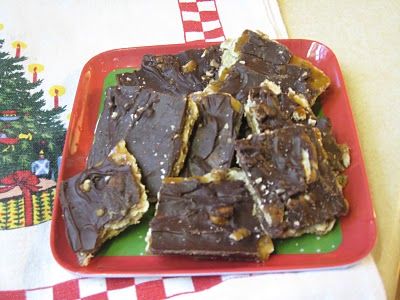 Pine Bark Candy...the nuts are optional (we don't put them).  This candy is yummy! Pine Bark Recipe, Microwave Toffee, Breakfast Casserole Muffins, Bark Candy, Cracker Candy, Pine Bark, Popcorn Balls, Candy Bark, Flavored Popcorn