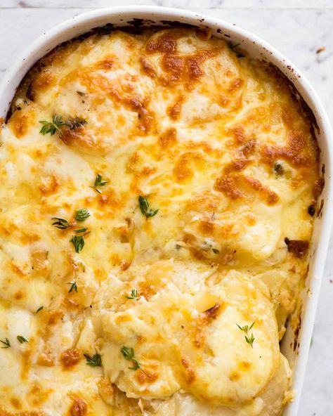 Potatoes au gratin (Dauphinoise Potatoes) fresh out of the oven, ready to be served Gratin Recipes, Dauphinoise Potatoes, Potato Au Gratin, Potatoes Dauphinoise, Au Gratin Recipes, Recipetin Eats, Recipe Tin, Potatoes Au Gratin, Potato Gratin