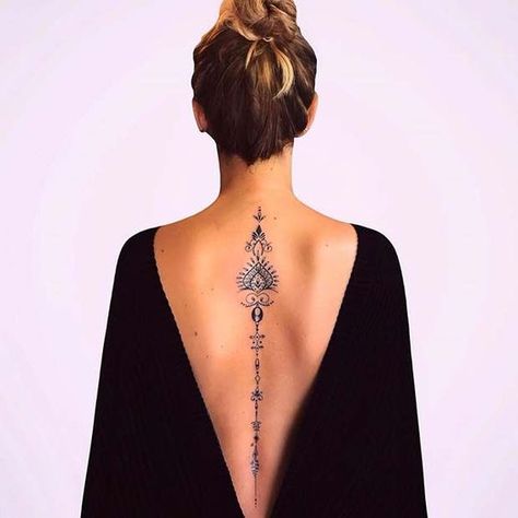 Tatouage dos : ces inspirations repérées sur Pinterest vous feront craquer ! Tato Mandala, Flame Quotes, Back Tattoo Women Spine, Tattoo Placements, Unalome Tattoo, Inspiration Tattoos, Spine Tattoos For Women, Geniale Tattoos, Lace Tattoo