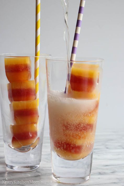 Fruit Juice Layered Ice Cubes via @krazykitchenmom Fruit Ice Cubes, Flavored Ice Cubes, Juice Ice Cubes, Cocktail Look, Juice Flavors, Ideas For Breakfast, New Food, Unique Recipes, Recipe Inspiration