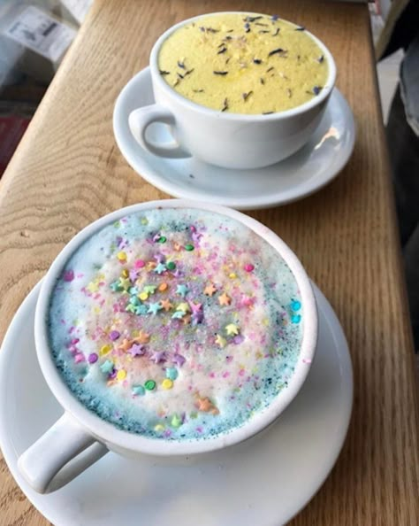 colorful unicorn lattes Unicorn Milk, Unicorn Shake, Unicorn Smoothie, Starbucks Drinks Unicorn, Unicorn Starbucks Drink, Unicorn Cafe, Star Donuts, Unicorn Coffee, Rainbow Coffee