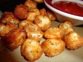 Baked Cheese Balls - Cut up string cheese, dip in skim milk, then Italian bread crumbs. Bake at 425 for 7-10 minutes Diner Recept, Baked Cheese, String Cheese, Good Eat, Think Food, Idee Pasto Sano, Skim Milk, Cut Up, Marinara Sauce