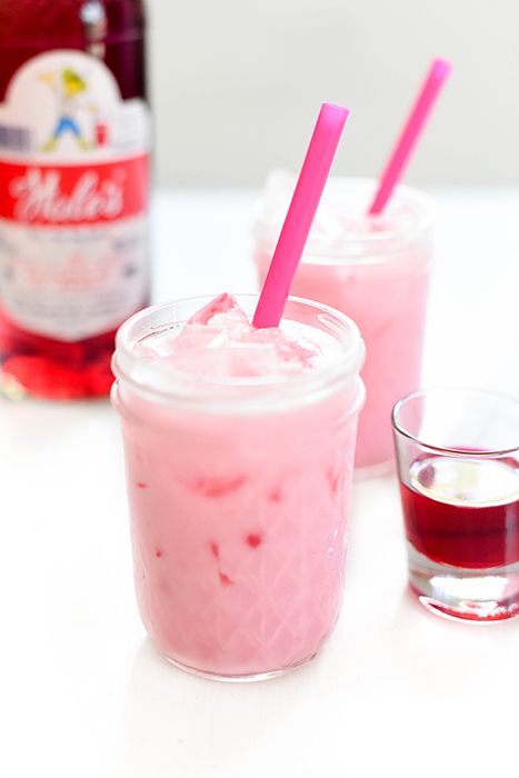 Thai Pink milk! Pink Milk Recipe, Thai Pink Milk, Thai Breakfast, Authentic Thai Recipes, Ginger Lemonade, Milk Tea Recipes, Italian Soda, Ice Milk, Lemon Basil