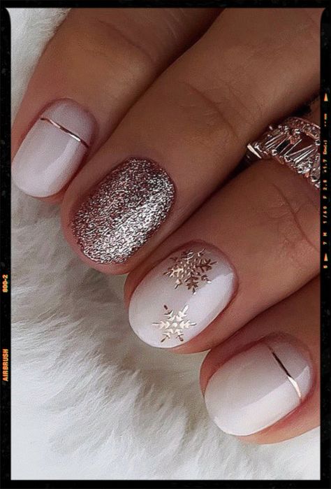 Nail Art December, Glitter Accent Nails Ideas, Winter Gel Nails Ideas 2024, Gel Nail Polish Ideas, Nail Designs Gold, Glitter Nail Ideas, Winter Nails Ideas, Fashionable Nails, Inspiration Nails