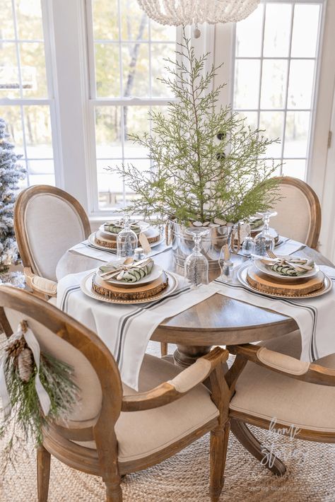 Easy Elegance Wednesdays {10} Christmas Dining Room Table, Christmas Dining Room Decor, Breakfast Table Setting, Farmhouse Table Centerpieces, Christmas Dining Table Decor, Simple Dining Table, Table Centerpieces For Home, Kitchen Table Centerpiece, Farmhouse Table Decor