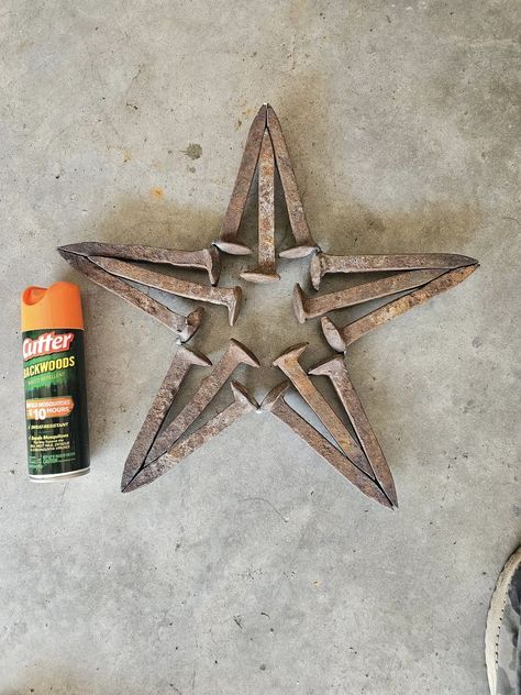 Western Art Projects, Railroad Spikes Crafts, Railroad Decor, Railroad Spike Art, Shoes Western, Horseshoe Ideas, Star Craft, Ranch House Decor, Welding Crafts