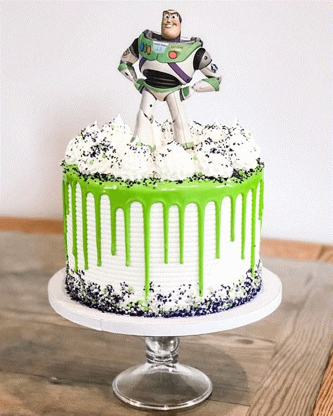 Buzz Light Year Photoshoot, Buzz Lightyear Smash Cake, Buzz Lightyear Cake Buttercream, Diy Buzz Lightyear Cake, Buzz Lightyear Themed Birthday Party, Easy Buzz Lightyear Cake, Simple Buzz Lightyear Cake, Buzz Lighter Birthday Party Ideas, Buzz Cake Lightyear