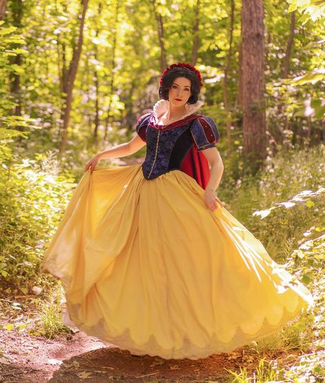 Snow White Art, Snow White Cosplay, Disney Princess Cosplay, Drag Queen Outfits, Disney Princesses And Princes, Princess Cosplay, Proud Of Myself, Disney Cosplay, White Princess