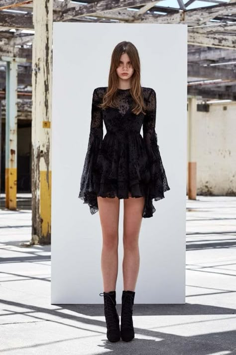 Cute Dress For Winter, Look Gatsby, Runway Fashion 2020, Fashion Dresses Runway, Outfit For Party, Alexander Mcqueen Ready To Wear, All Black Party, Style Black Dress, Giambattista Valli Couture