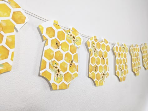 Bee Baby Shower Theme Decoration, Onesie Garland, Bee Onesie, Onesie Banner, Parents To Bee, Bee Garland, Bee Themed Gender Reveal, Bee Baby Shower Decoration, Mom To Bee