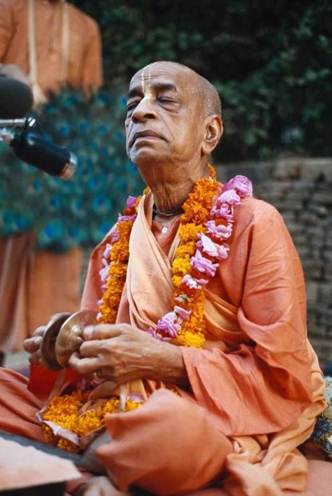 Swami Prabhupada, Maa Durga Photo, Iskcon Krishna, Flower Garland Wedding, Krishna Consciousness, Krishna Mantra, Krishna Krishna, Srila Prabhupada, Day Video