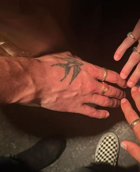 Shawn Mendes Hand Tattoo, Shawn Mendes Tattoo Ideas, Shawn Mendes Hands, Shawn Mendes Tattoo, Hot Shawn Mendes, Jess Mariano, Canadian Flag, Boy Boy, Shawn Mendes