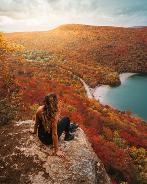 7 Cutest Small Towns In Vermont To Visit This Fall Vermont Fall, Canada Travel Guide, Mountain Bike Trails, Autumn Drives, Fall Travel, Covered Bridges, Travel News, Bike Trails, Fall Foliage