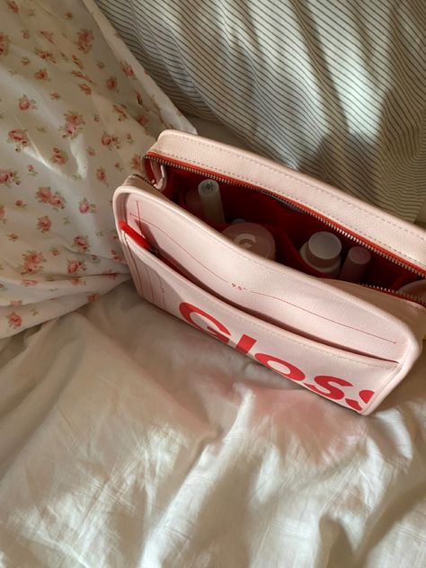 @isaabelluh on insta Glossier Bag Aesthetic, Glossier Pouch, Glossier Makeup Bag, Glossier Girl, Glossier Bag, Glossier Makeup, Glossier You, Glossy Makeup, Preppy Girl