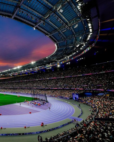 Paris2024 | The Parisian sky is on fire for the 100m final! #Paris2024 📸 Paris 2024 | Instagram Track And Field Sports, Olympic Track And Field, Athletics Track, Everything Now, Track And Field Athlete, Paris Vibes, World Athletics, Running Track, Strange Places