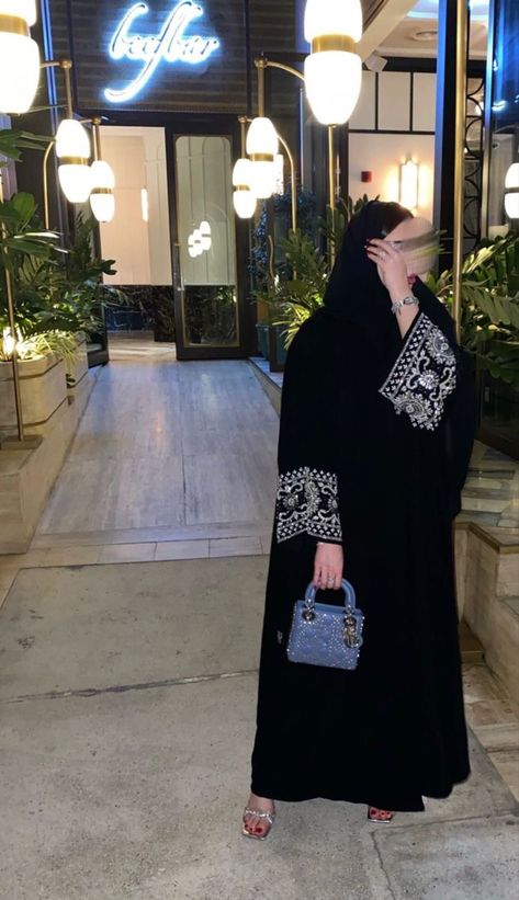 Abayas Black, Elegant Abayas, Stylish Abaya, Khaleeji Aesthetic, Abaya Fashion Dubai, Black Abaya, Mode Abaya, Abaya Designs, Arab Fashion