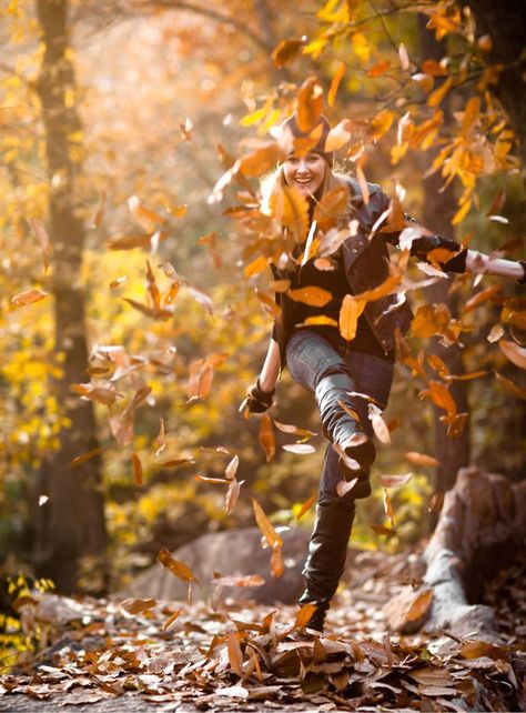 24 Reasons Fall Is the Best Season- TownandCountrymag.com Guitarist Photography, Autumn Photography Portrait, Fall Shoot, Hiking Pictures, Preppy Fall, Wallpaper Iphone Christmas, Fall Photoshoot, Photography Lessons, Autumn Beauty